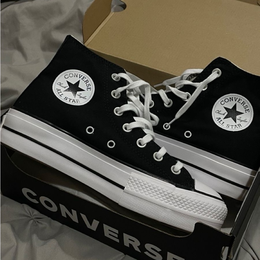 High top black converse size 8 woman . worn a few times